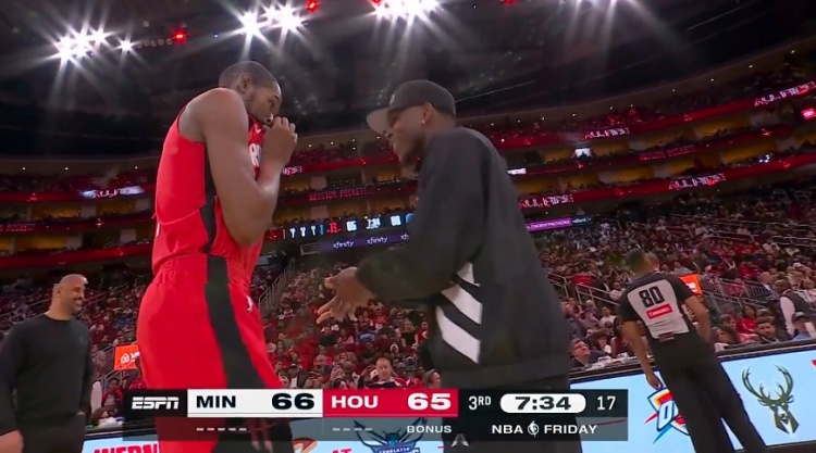 开云APP-与偶像交流的机会来了！爱德华兹趁计时器出问题与杜兰特聊起来