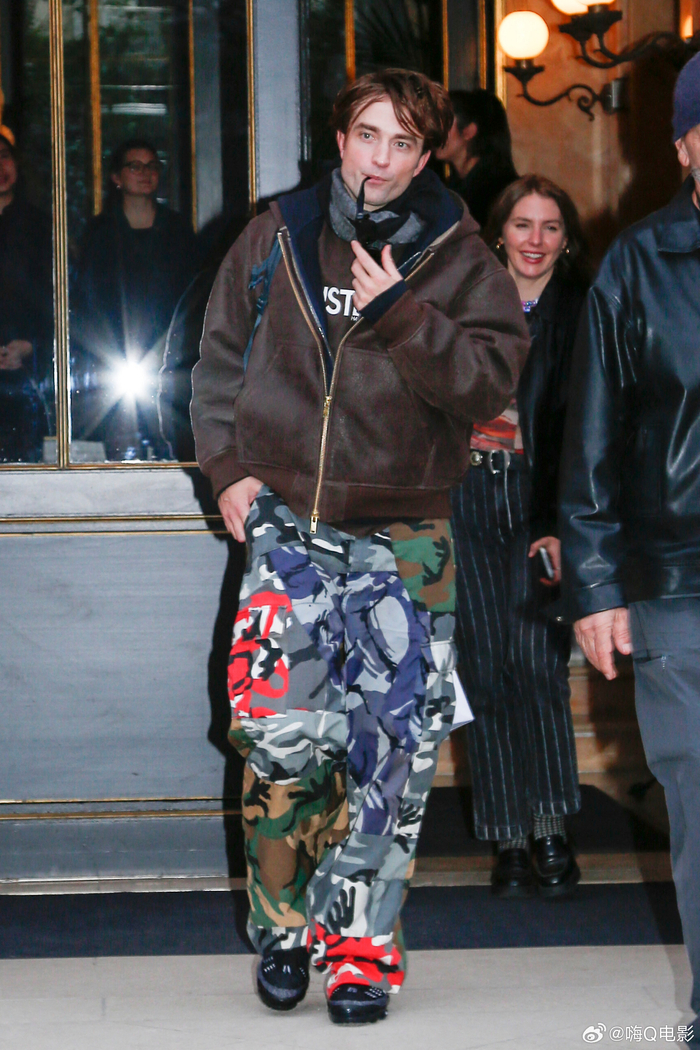 kaiyun-罗伯特帕丁森巴黎迪奥秀后离开酒店|罗伯特·帕丁森|迪奥(Dior)|迪奥（Dior）_新浪娱乐_新浪新闻