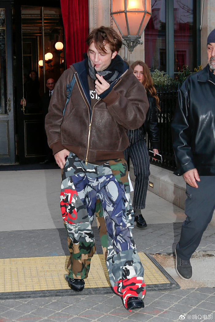 kaiyun-罗伯特帕丁森巴黎迪奥秀后离开酒店|罗伯特·帕丁森|迪奥(Dior)|迪奥（Dior）_新浪娱乐_新浪新闻