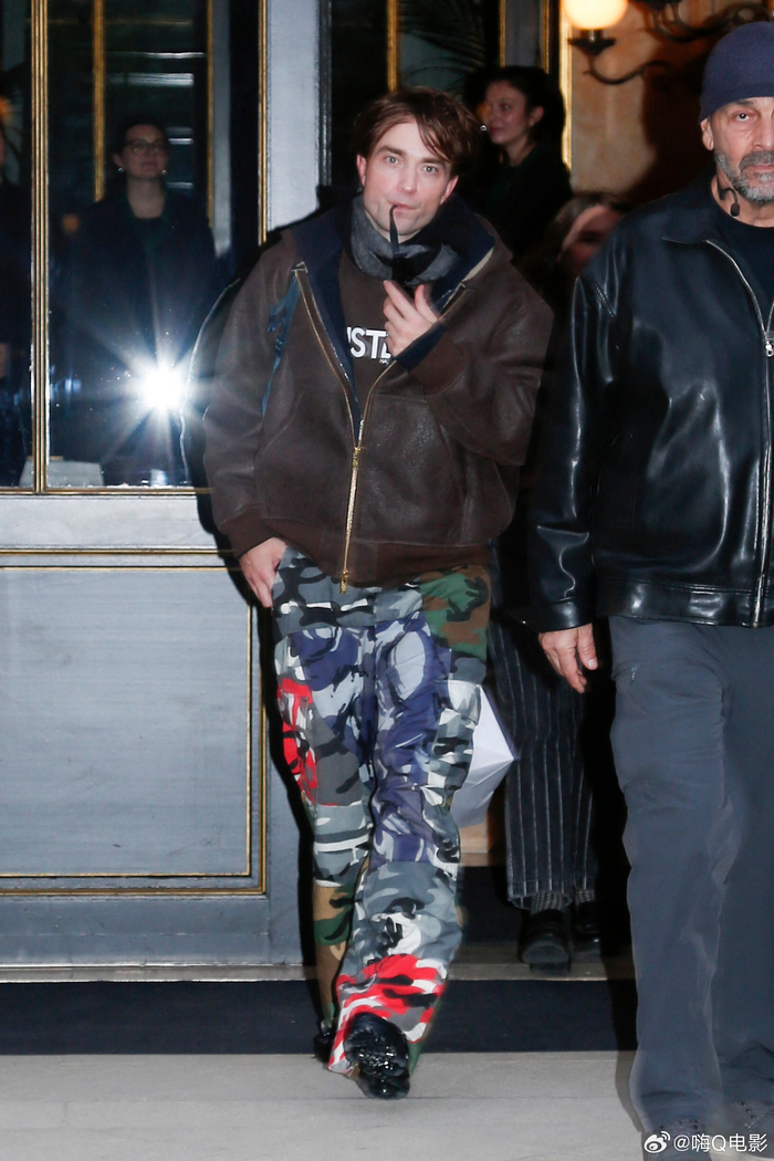 kaiyun-罗伯特帕丁森巴黎迪奥秀后离开酒店|罗伯特·帕丁森|迪奥(Dior)|迪奥（Dior）_新浪娱乐_新浪新闻