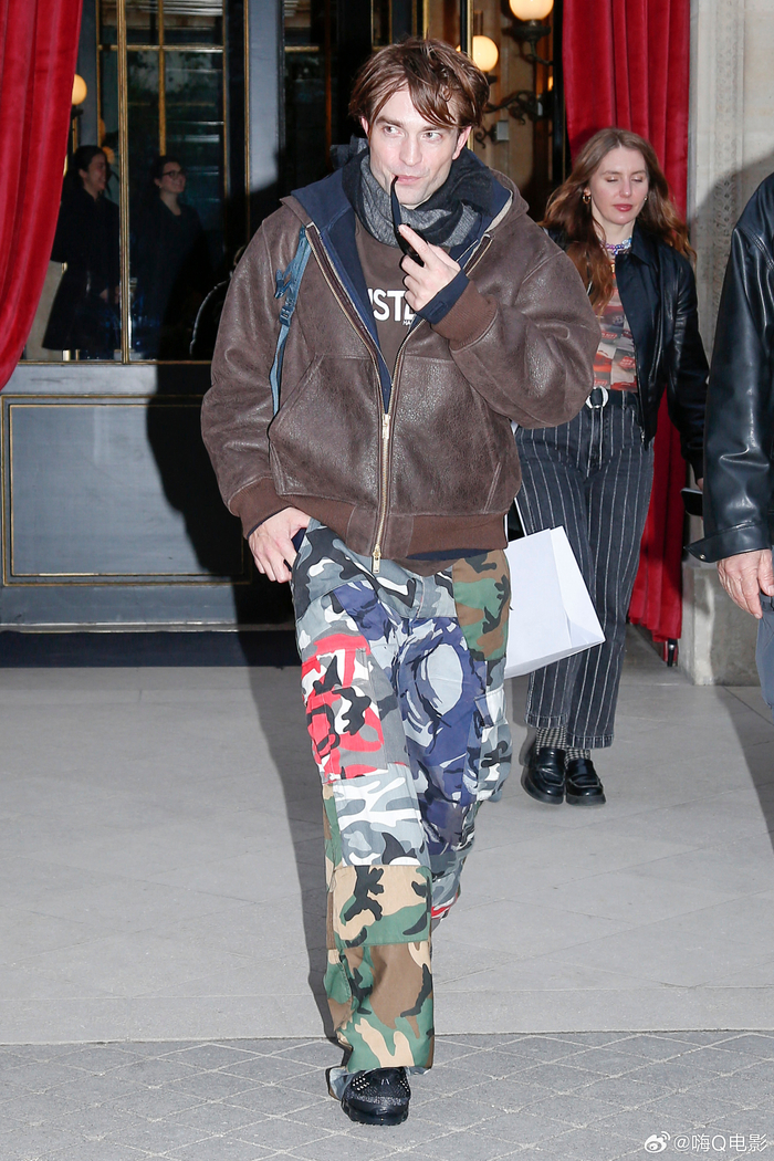 kaiyun-罗伯特帕丁森巴黎迪奥秀后离开酒店|罗伯特·帕丁森|迪奥(Dior)|迪奥（Dior）_新浪娱乐_新浪新闻